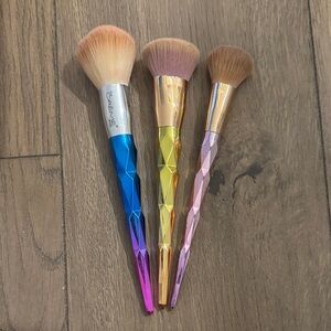 The Crème Colorful Makeup Brush Set